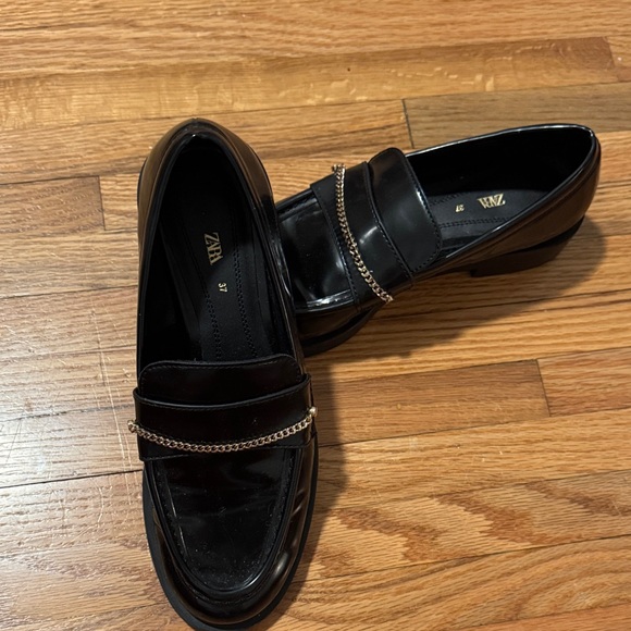 Zara Glossy Black Loafers with Gold Chain - Picture 1 of 4